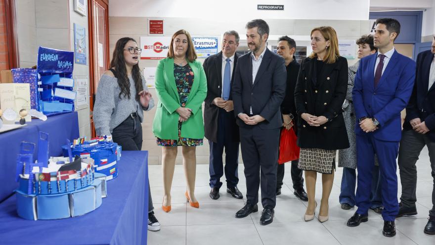 Los consejeros Miguel Ángel García y Emilio Viciana en el Instituto de Educación Secundaria Parque de Lisboa