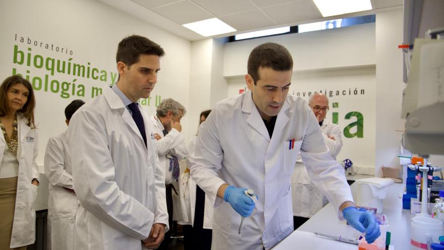 El consejero Emilio Viciana durante su visita al IMDEA Alimentación