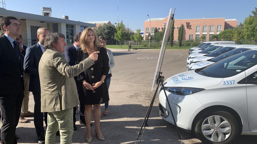 Imagen de Paloma Martín revisando la nueva flota de coches eléctricos de Canal de Isabel II que reducirá en un 30% las emisiones contaminantes