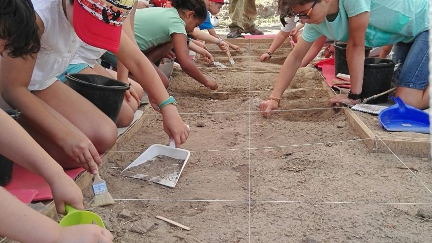 Niños participando en el programa Arqueólogos por un día