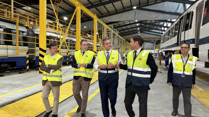 El consejero Jorge Rodrigo durante su visita al depósito de Metro de Sacedal