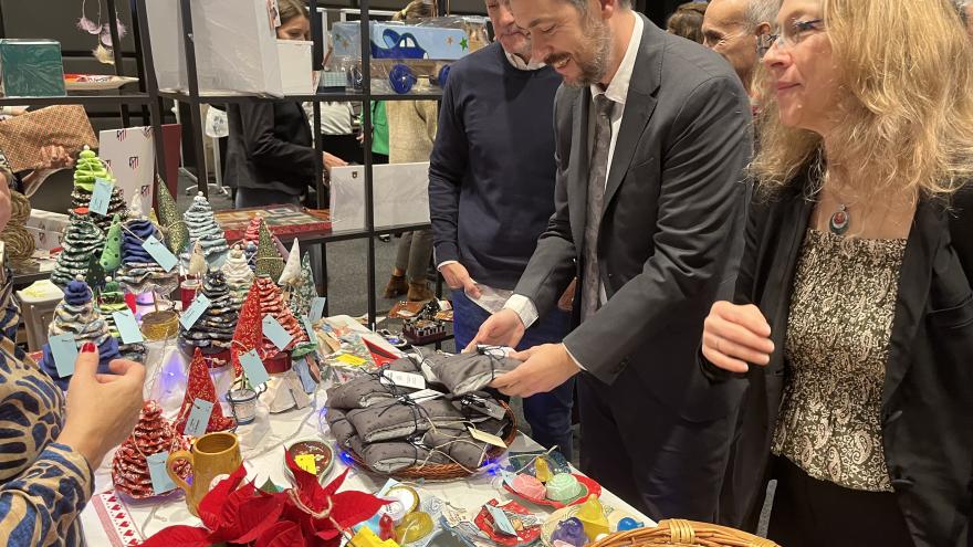 El consejero Miguel Ángel García Martín durante su visita a la VII edición del mercadillo navideño de la ARRMI