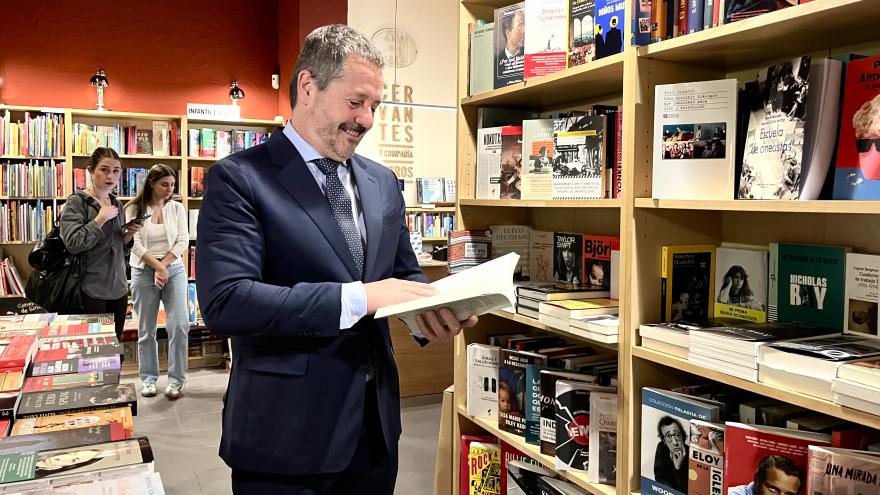 El consejero Mariano de Paco Serrano durante su visita a la librería Cervantes y Compañía