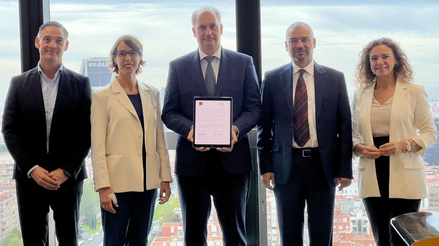 El consejero Miguel López-Valverde durante la firma de un acuerdo de colaboración con Amazon Web Services