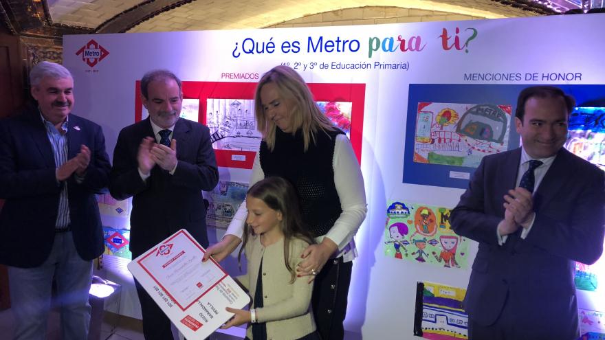 Rosalía Gonzalo entregando los premios del concurso de dibujo infantil ‘¿Qué es Metro para ti?’