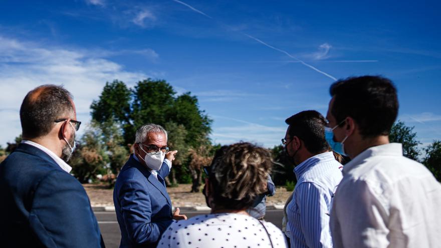 Carlos Izquierdo señala algunas de las obras realizadas en la zona de la M-301