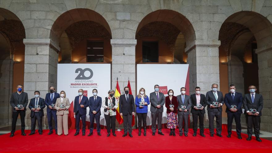 Fotografía de los premiados con el consejero