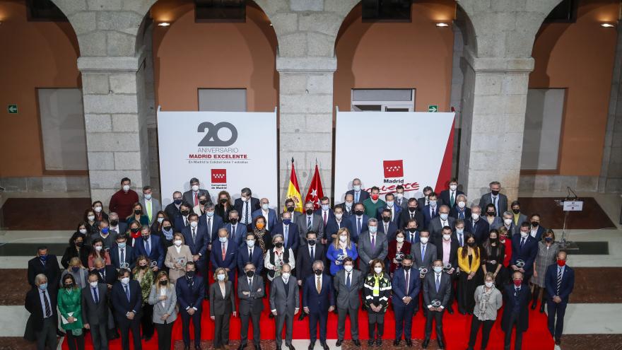 Fotografía de todos los premiados en el escenario