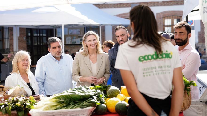 Paloma Martín conversa con algunos comerciantes