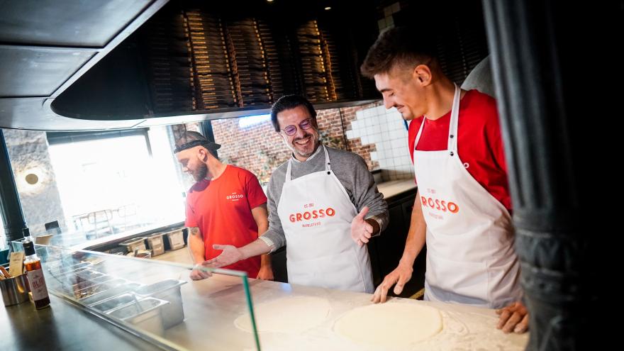 Fernández-Lasquetty ayudando a elaborar una pizza