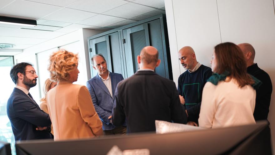 López-Valverde en un momento de su visita al Centro de Control Municipal de Alcobendas