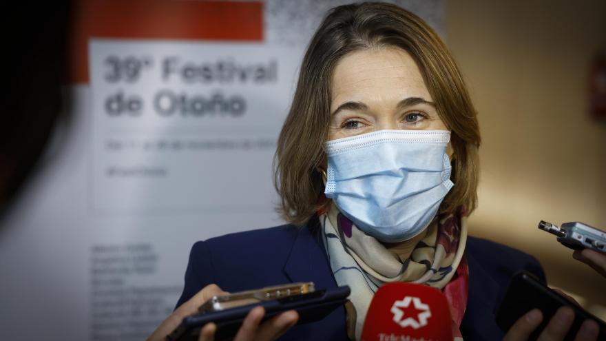 Marta Rivera atendiendo a los medios de comunicación