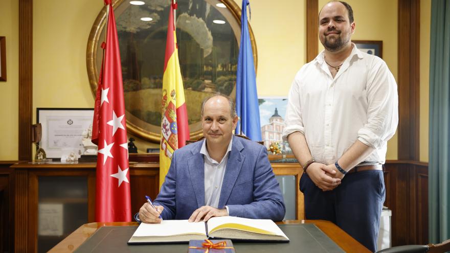 Miguel López-Valverde en un momento del encuentro con el alcalde de Aranjuez, Miguel Gómez Herrero