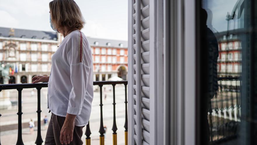 Marta Rivera de la Cruz, asomada a uno de los balcones del hotel Pestana Plaza Mayor