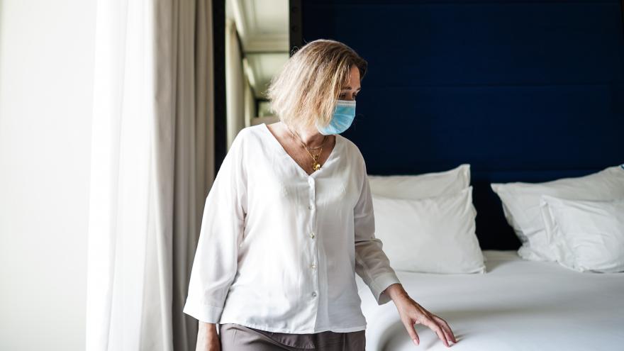 Marta Rivera de la Cruz, junto a la cama de una de las habitaciones del hotel Pestana Plaza Mayor