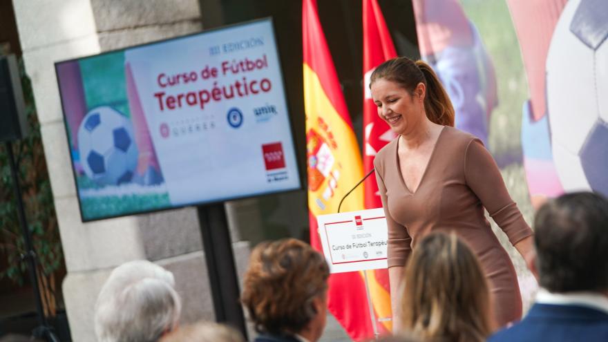 La consejera Ana Dávila durante la firma de un convenio con las Fundaciones Querer y Atlético de Madrid