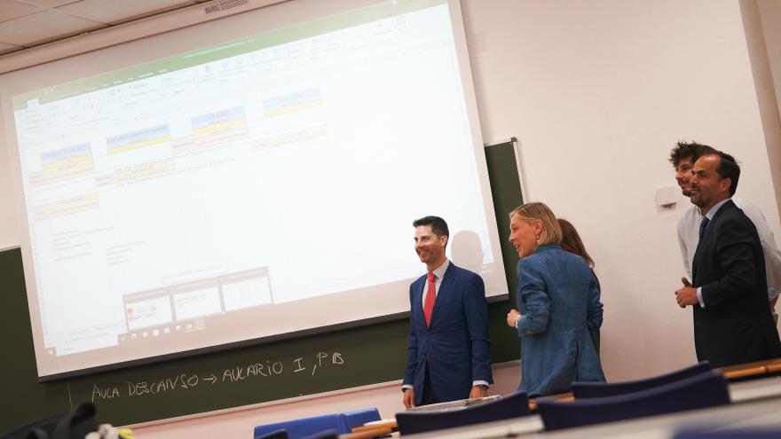 El consejero Emilio Viciana durante su visita a la Universidad Rey Juan Carlos