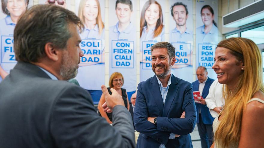 El consejero Miguel Ángel García Martín durante a visita la sede del 012