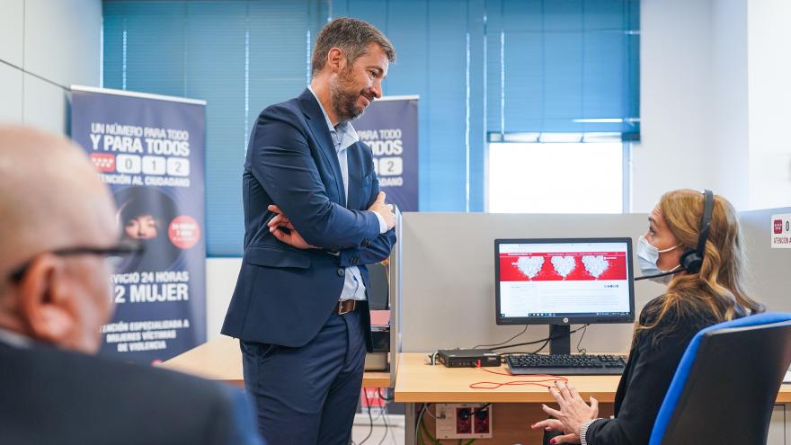 El consejero Miguel Ángel García Martín durante a visita la sede del 012