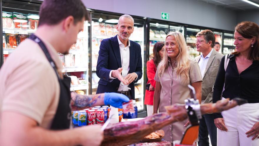 Rocío Albert en un momento de su visita a la empresa Unide Market