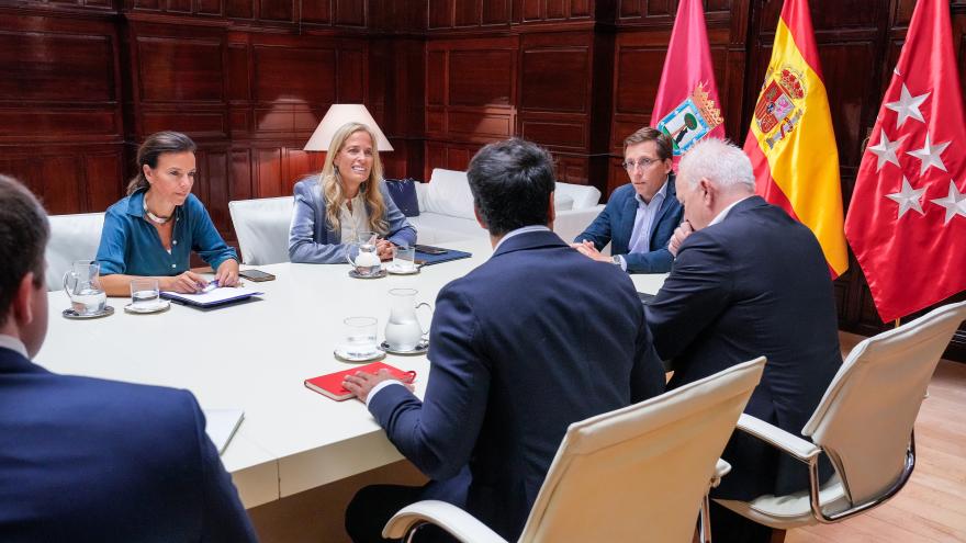 La consejera en la mesa de la reunión