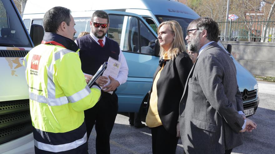 Rosalía Gonzalo durante una inspección de transporte escolar