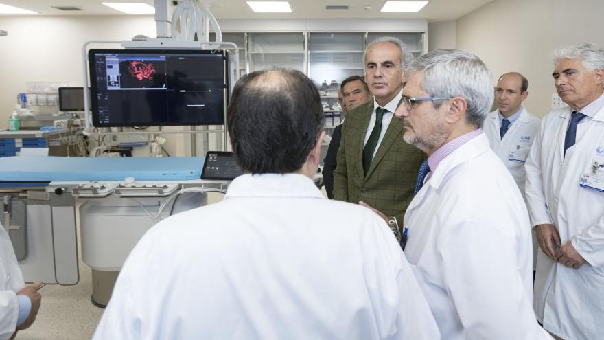 Ruiz Escudero visita la sección de Neurorradiología del Hospital Gregorio Marañón 