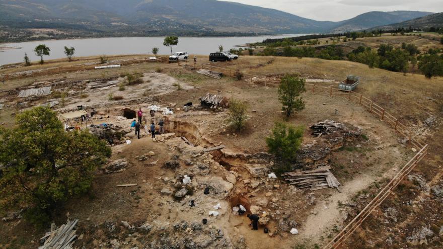 Investigadores en el santuario de Pinilla del Valle 