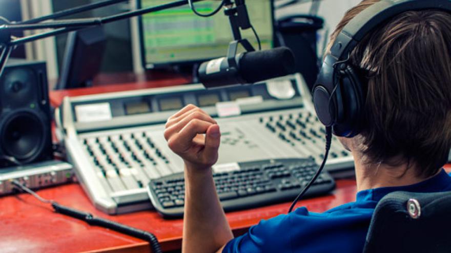 Locutor en un estudio de radio