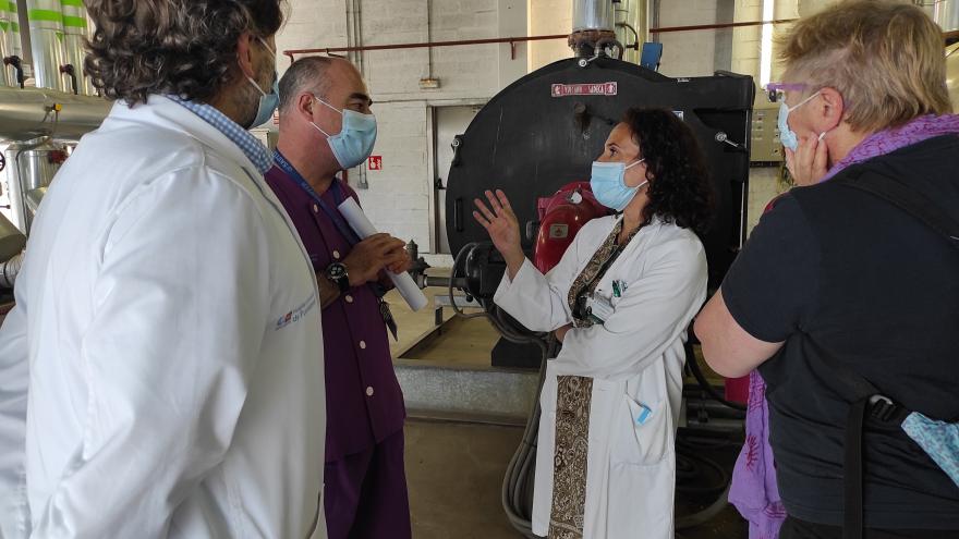 Un grupo de personas frente a instalaciones hospitalarias