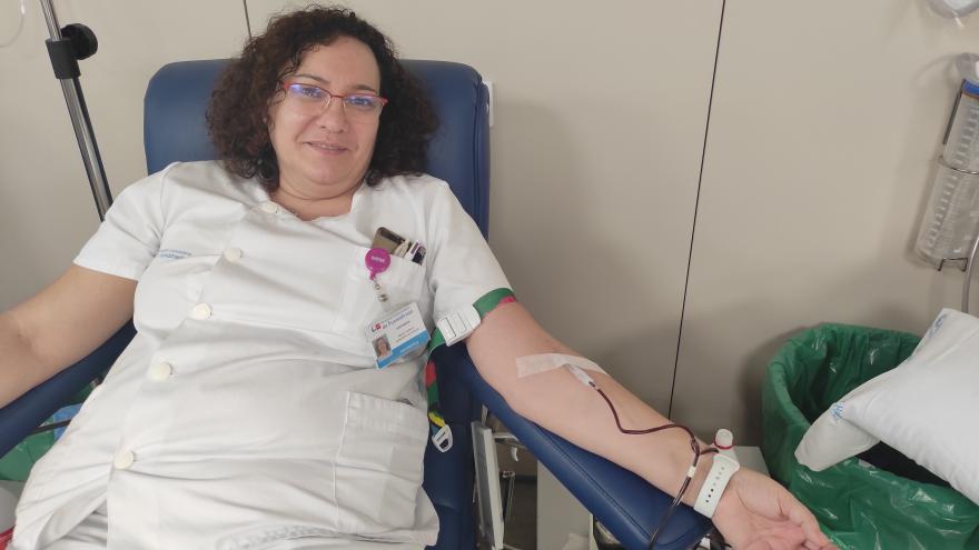 Persona durante donación de sangre