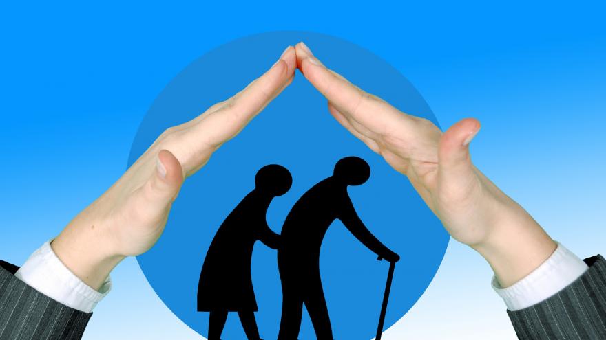 Manos protegiendo a una pareja de ancianos, como simbolo de inclusión social