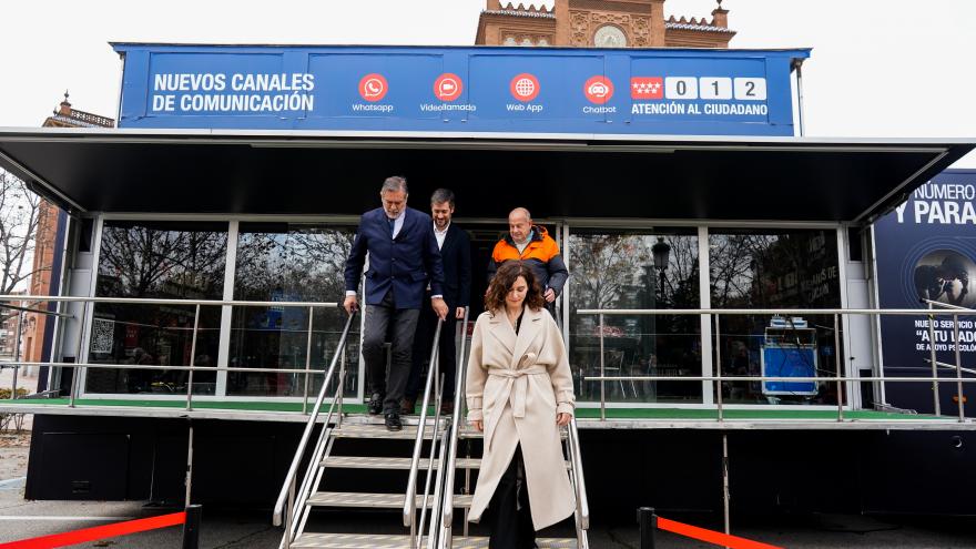 La presidenta saliendo del dispositivo móvil del 012