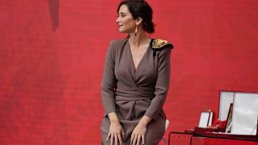 La presidenta sentada en el escenario