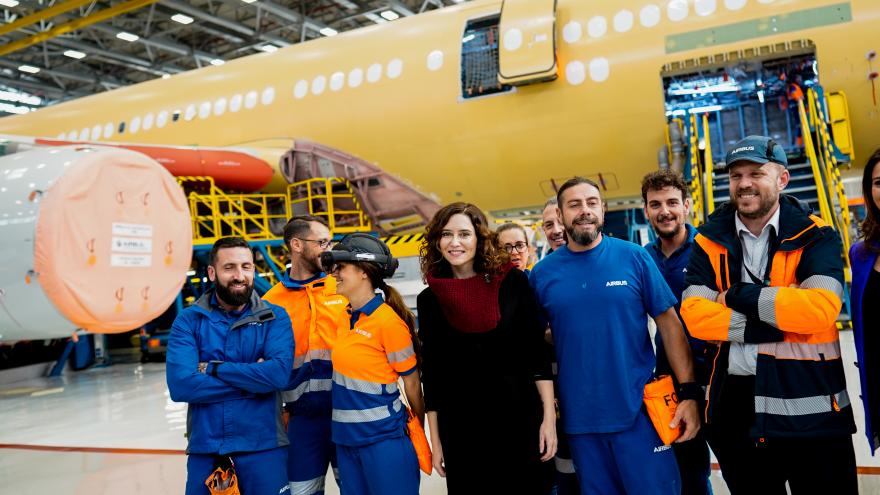 La presidenta con algunos trabajadores de Airbur
