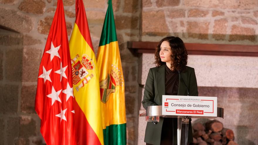 La presidenta Isabel Díaz Ayuso en el atril durante la rueda de prensa