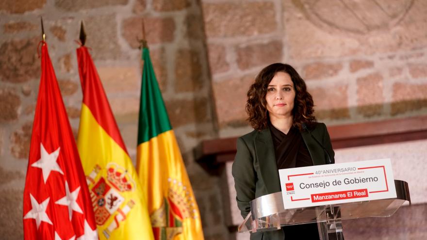 La presidenta Isabel Díaz Ayuso en el atril durante la rueda de prensa