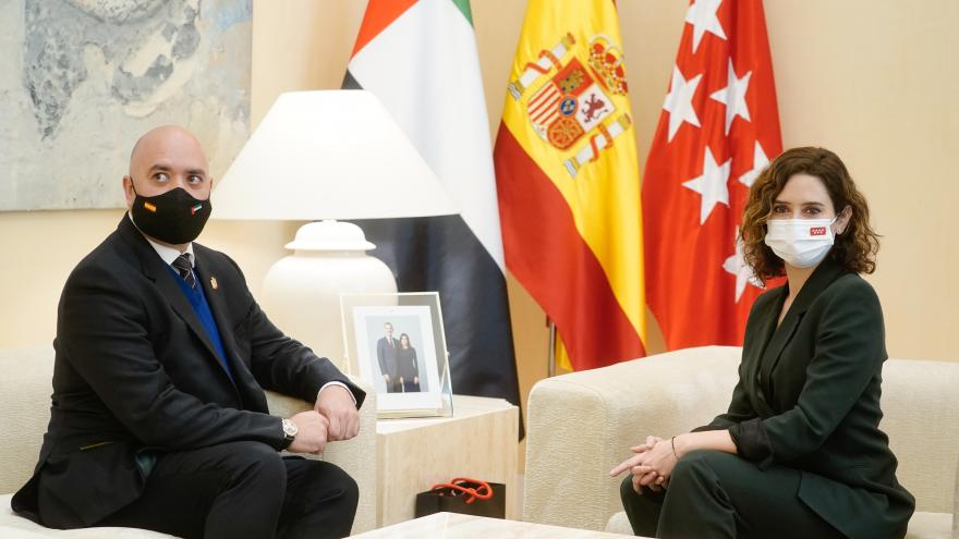 La presidenta sentada junto al embajador de Emiratos Árabes Unidos en España