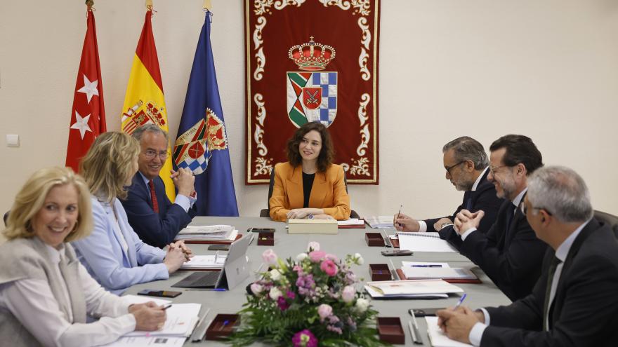 La presidenta reunida con los consejeros en Griñón