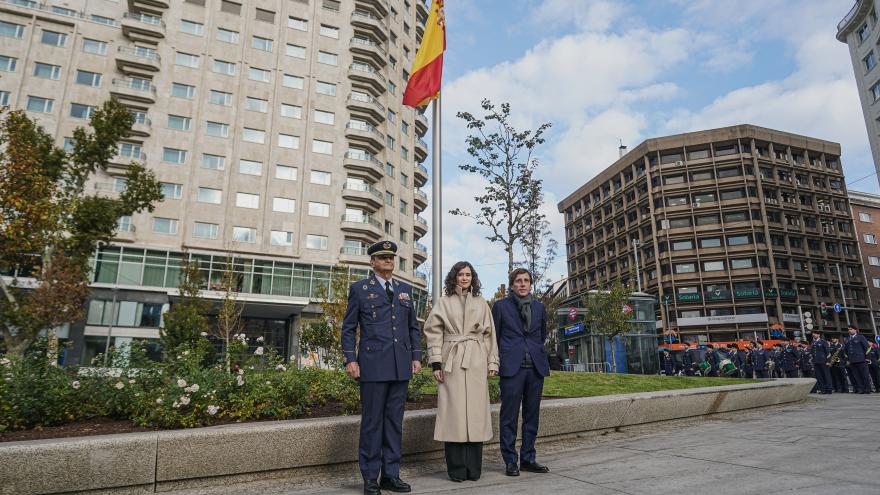 La presidenta Isabel Díaz Ayuso durante la izada de la bandera