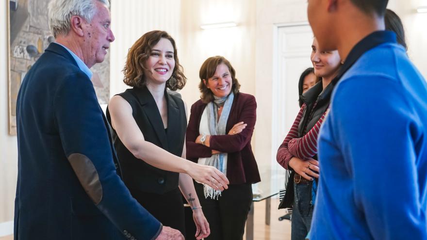 La presidenta dando la mano a los representantes de la federación