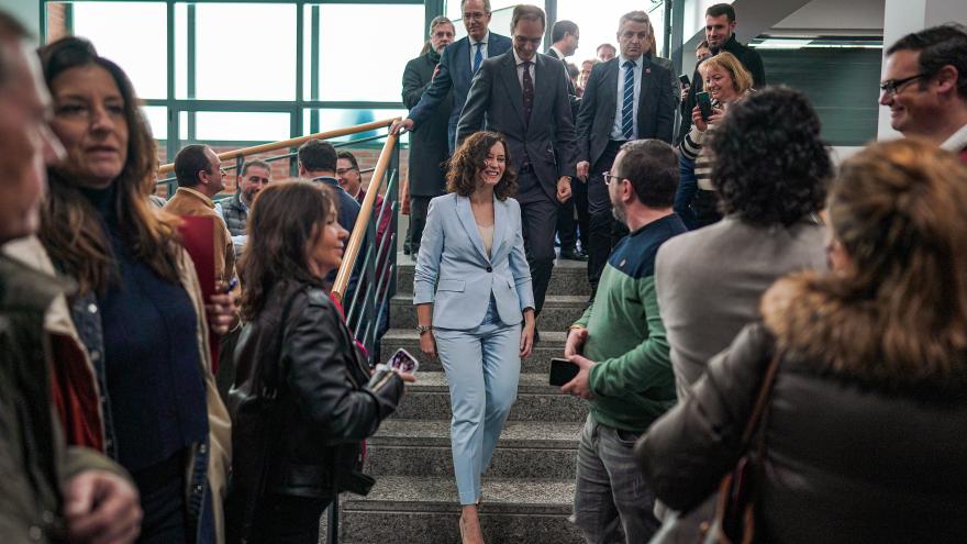 La presidenta bajando las escaleras para llegar a su puesto