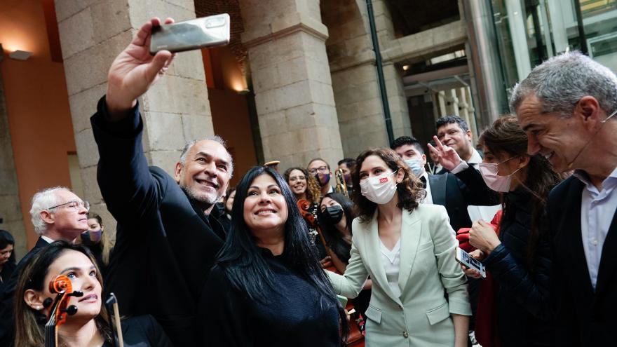 La presidenta se hace una selfie con la Orquesta Cruz Diez