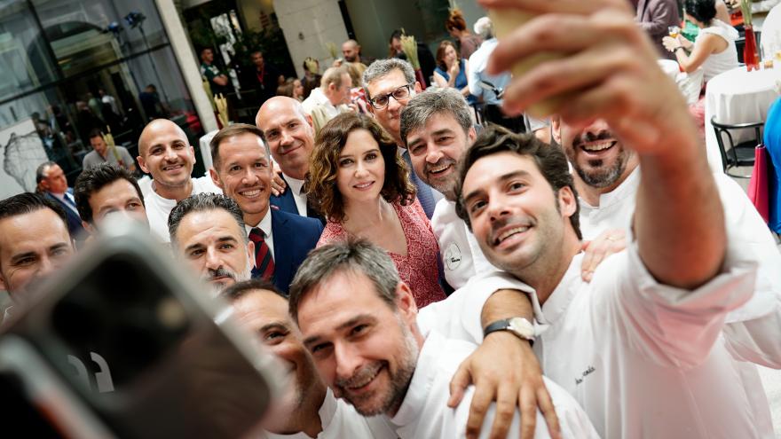 La presidenta se hace un selfie con algunos de los cocineros y asistentes al acto