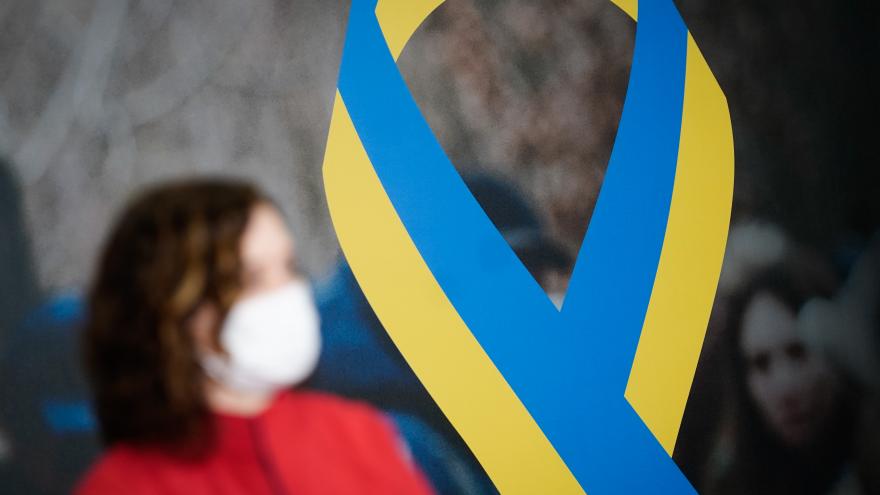 La presidenta junto a un lazo de hecho con los colores de la bandera de Ucrania