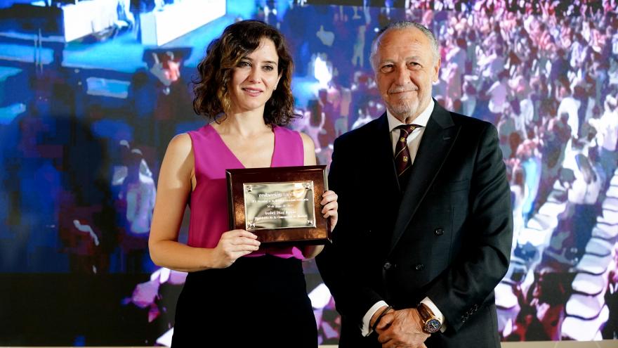 La presidenta muestra el premio