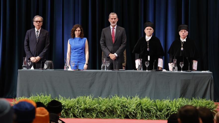 La presidente junto al Rey y al resto de la mesa