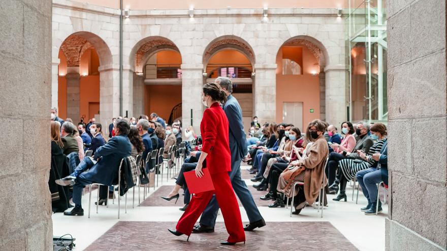 La presidenta llega al evento acompañada del consejero de educación, Enrique Ossorio