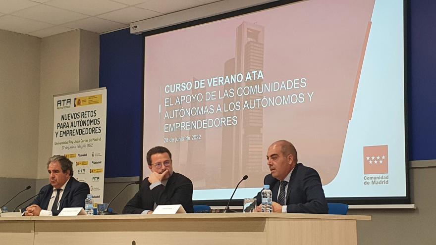 El consejero Javier Fernádez-Lasquetty sentado en la mesa durante la conferencia