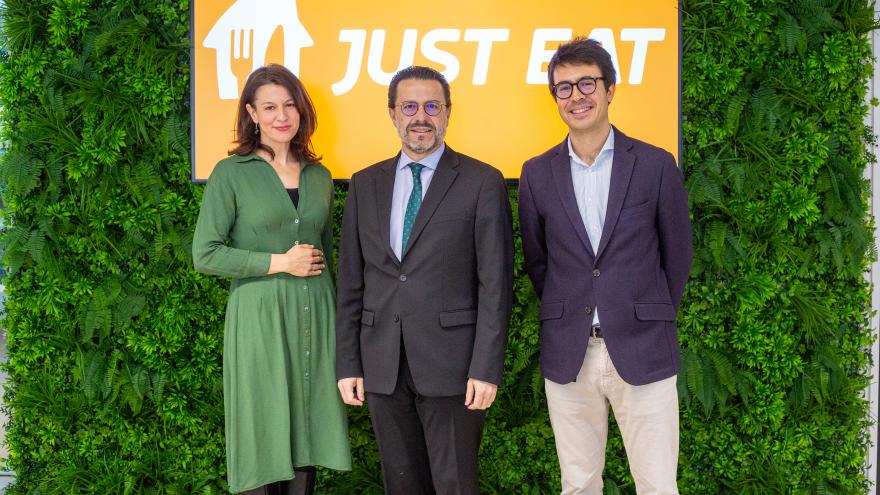 El consejero Javier Lasquetty con algunos de los representantes de Just Eat